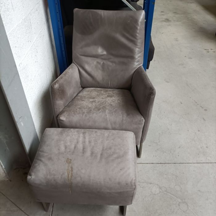 Recouvrement de ce fauteuil et son repose pied en velours.