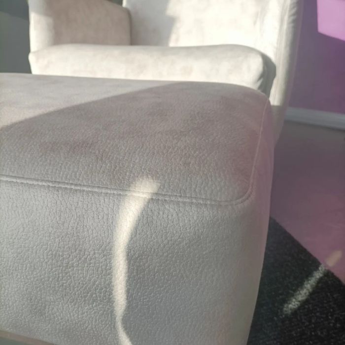 Recouvrement de ce fauteuil et son repose pied en velours.