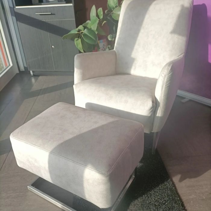 Recouvrement de ce fauteuil et son repose pied en velours.
