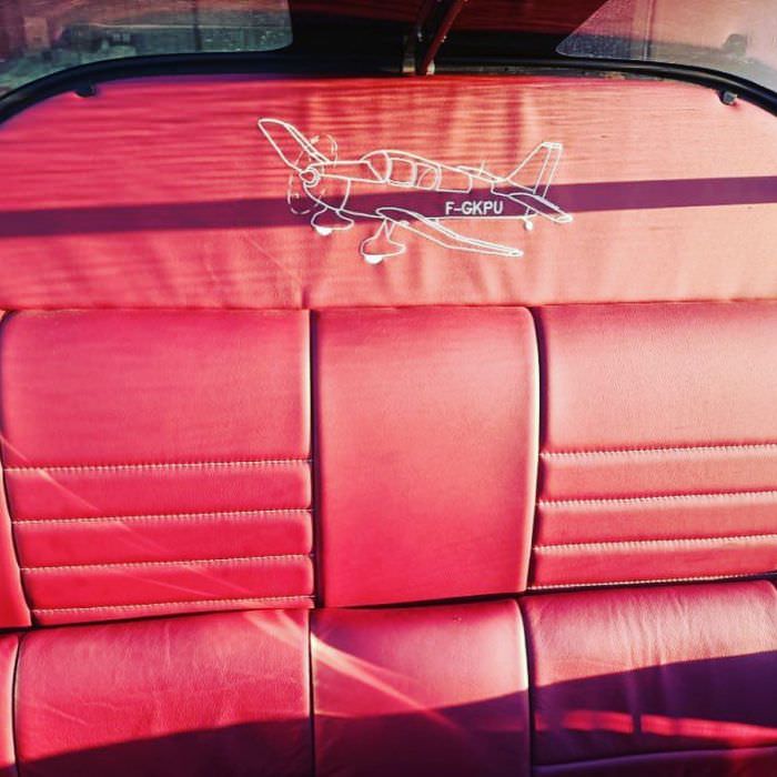 Revêtement des sièges d'un avion Jodel