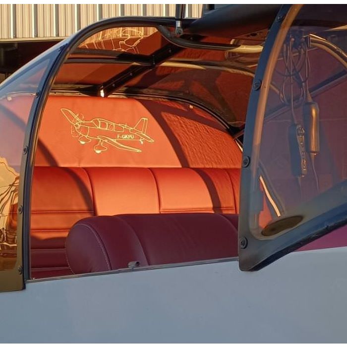 Revêtement des sièges d'un avion Jodel