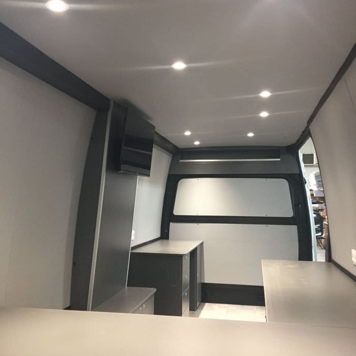 Transformation d'un Sprinter en bureau mobile