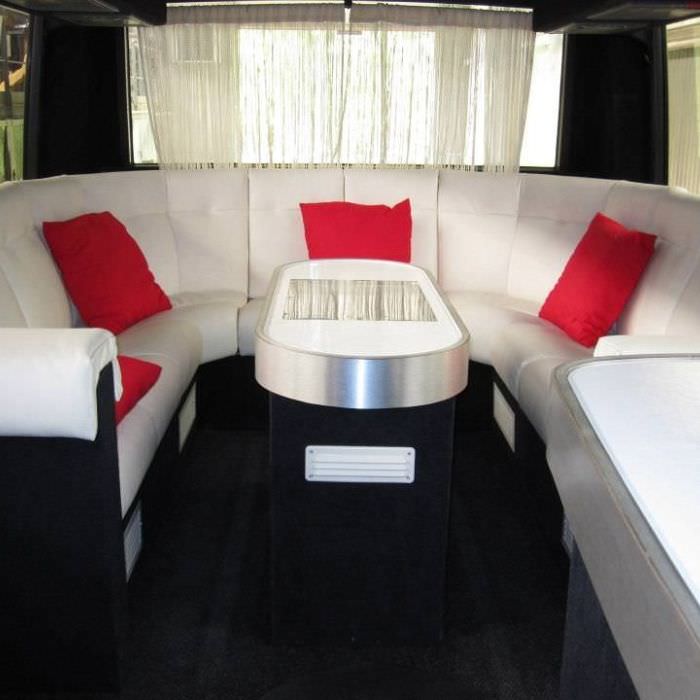 Aménagement d'un bus publicitaire suisse