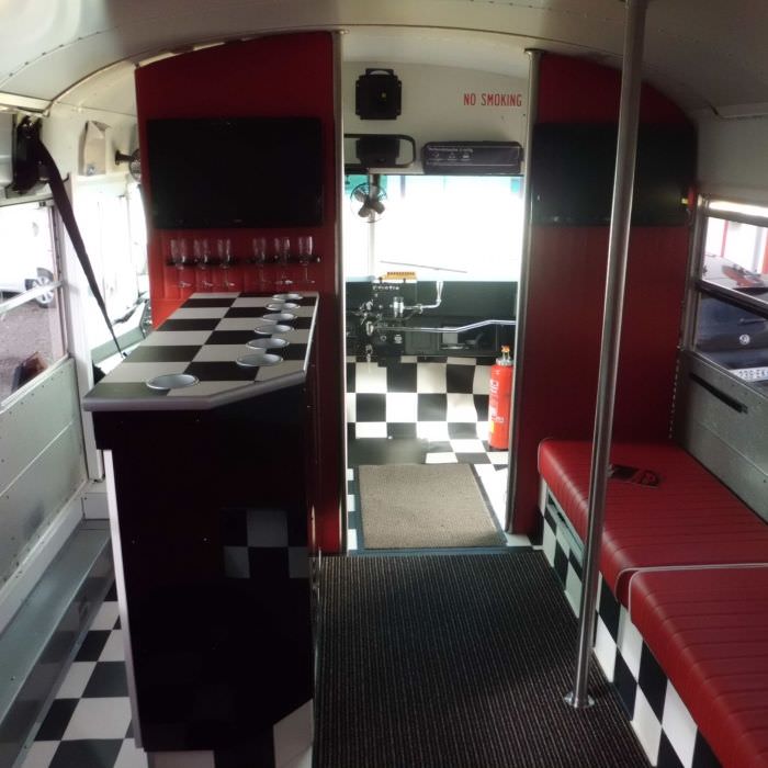 Cool Bus, Aménagement d'un bus en bar
