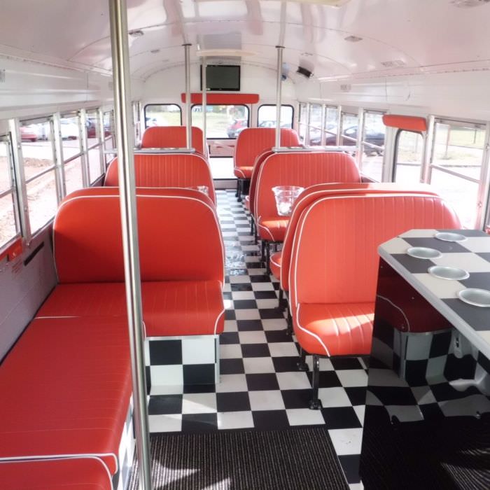 Cool Bus, Aménagement d'un bus en bar