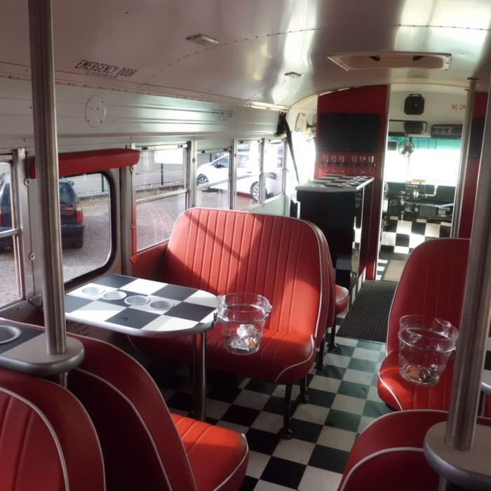 Cool Bus, Aménagement d'un bus en bar