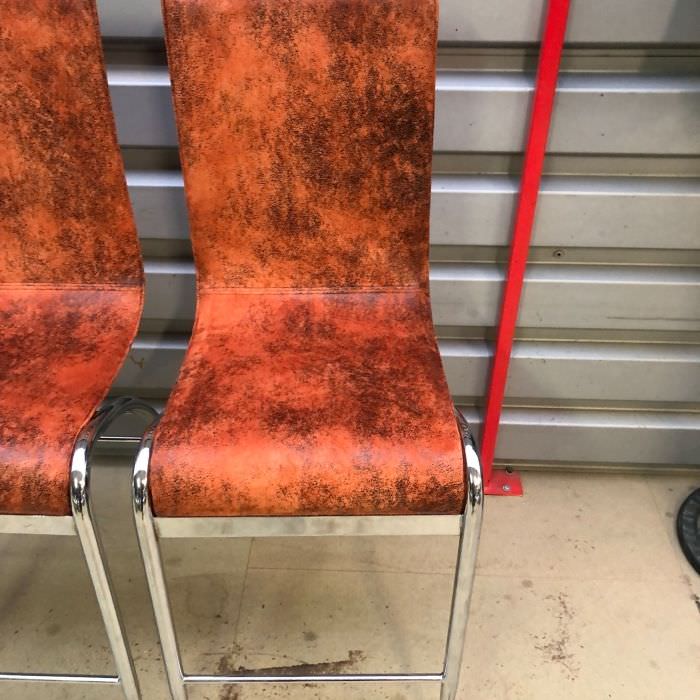 Rénovation de chaises simili cuir vintage