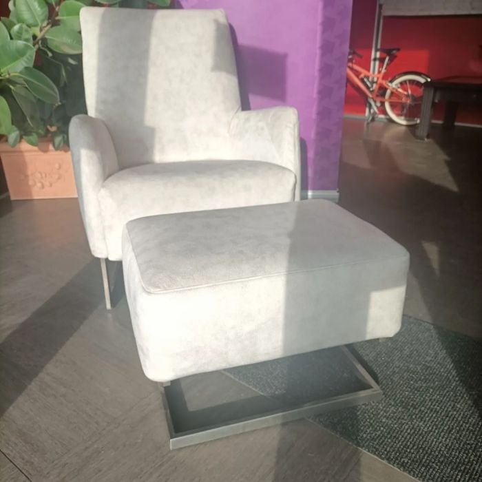 Recouvrement de ce fauteuil et son repose pied en velours.