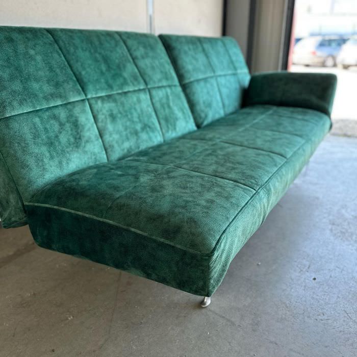 Recouvrement d'un canapé en velours