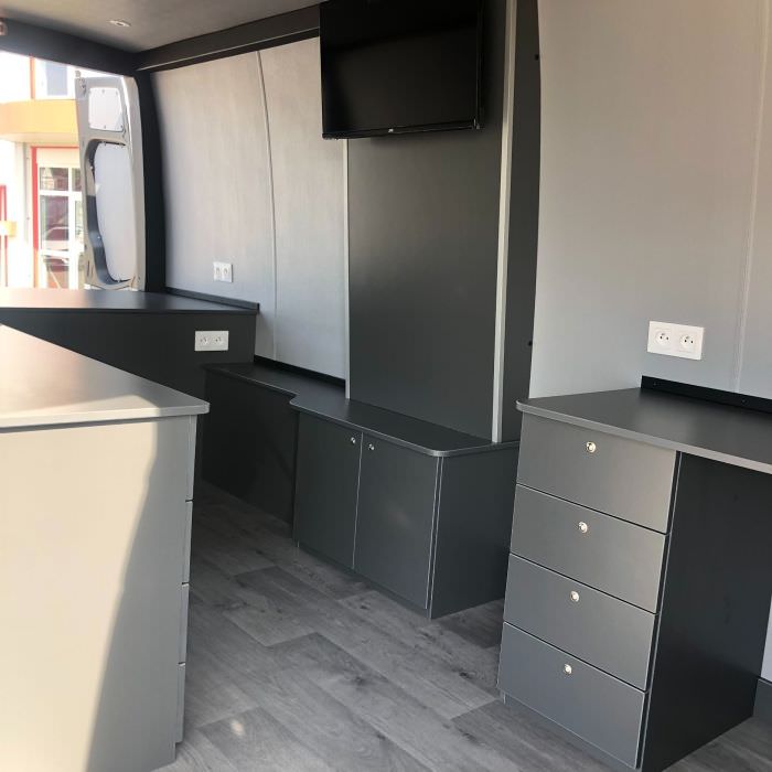 Transformation d'un Sprinter en bureau mobile